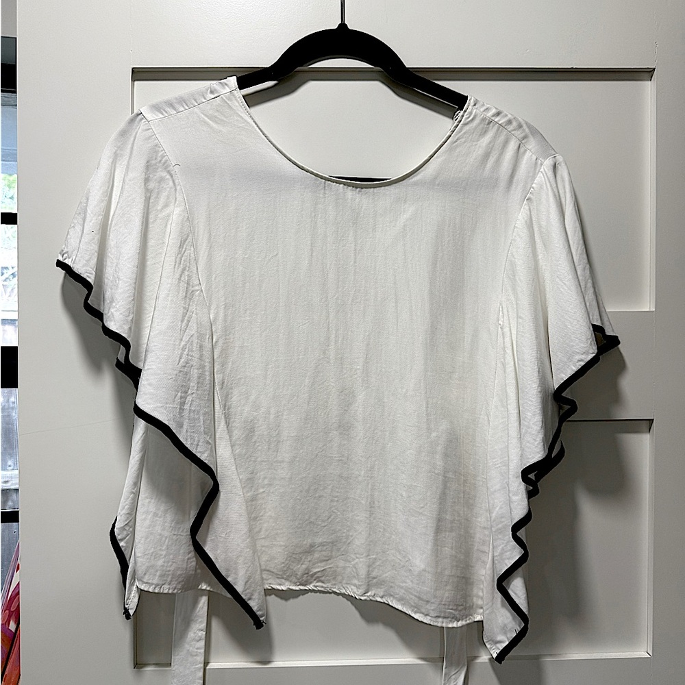 Women’s like new Zara white and Black Blouse W/Blk Trim tie size S